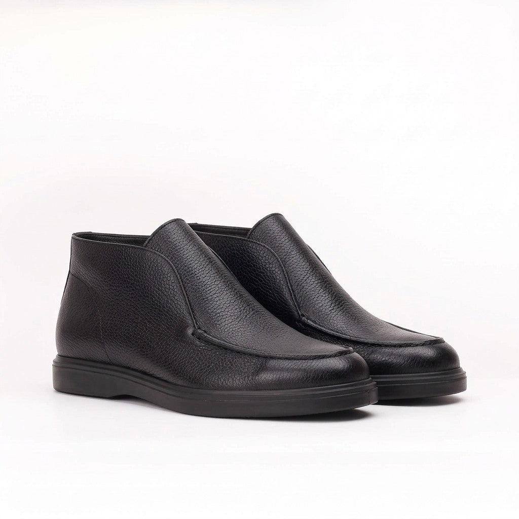 Mocassins montants en cuir grainé noir, la paire de trois quarts