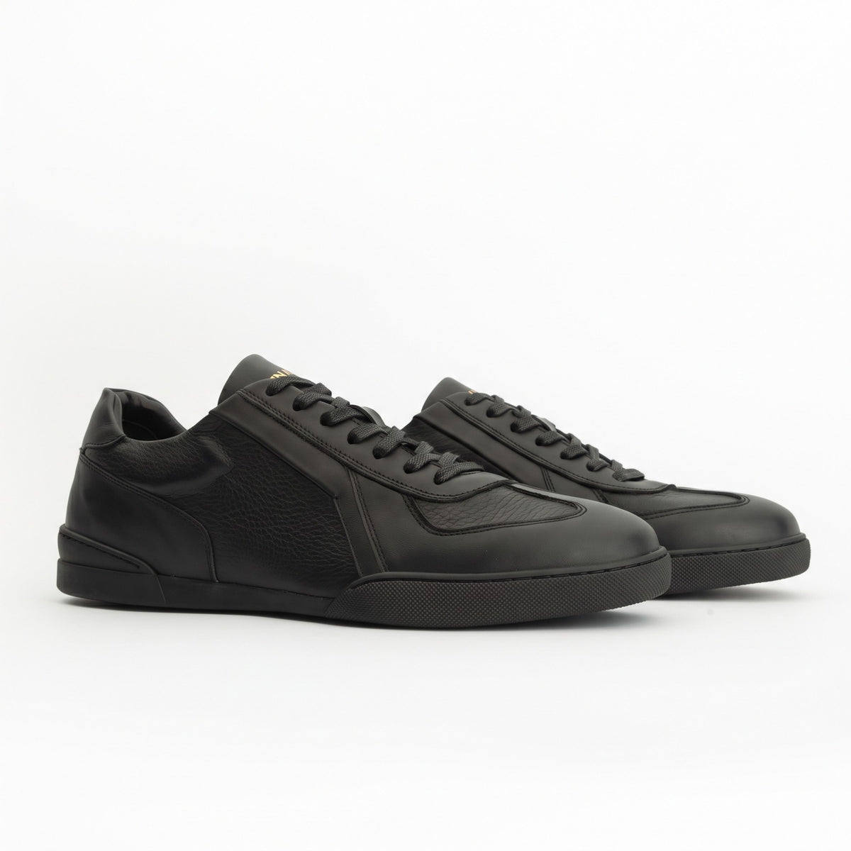 Sneakers RETRO en cuir grainé noir, semelle noire Men & Panda – la paire