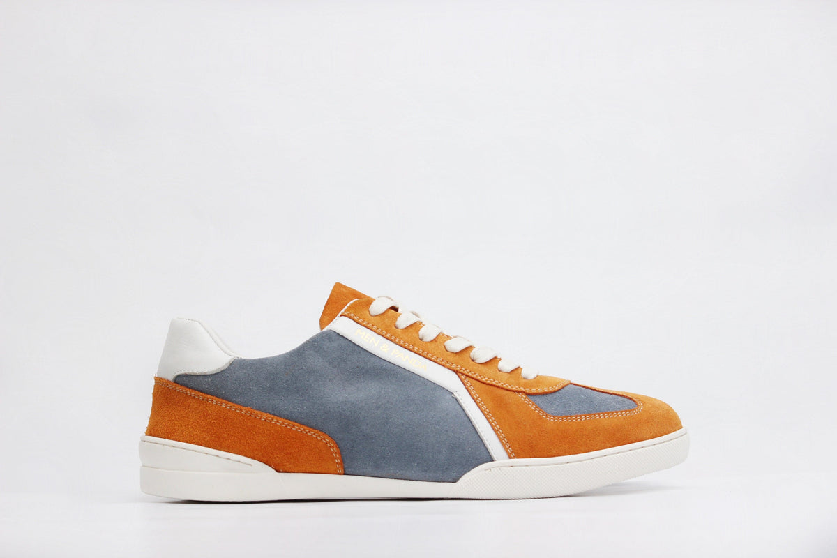 Sneakers RETRO en daim orange et bleu