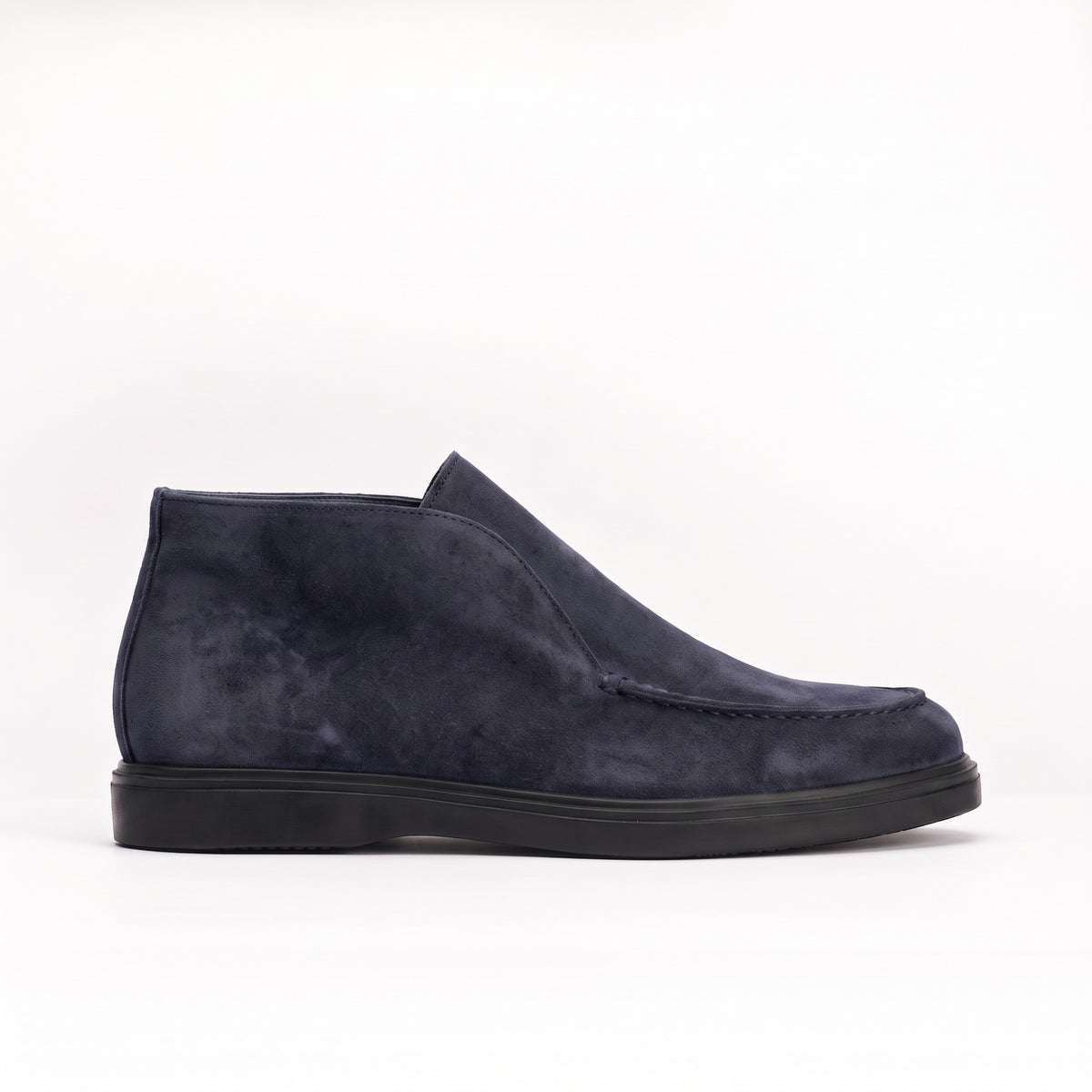 Mocassin montant en daim bleu marine, vue de profil