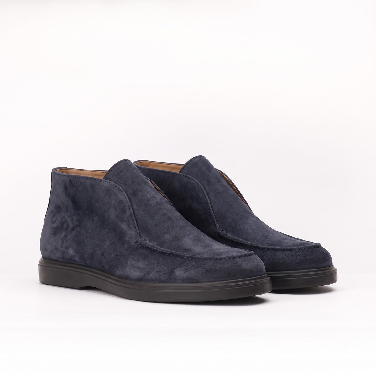 Mocassins montants en daim bleu marine, la paire de trois quarts