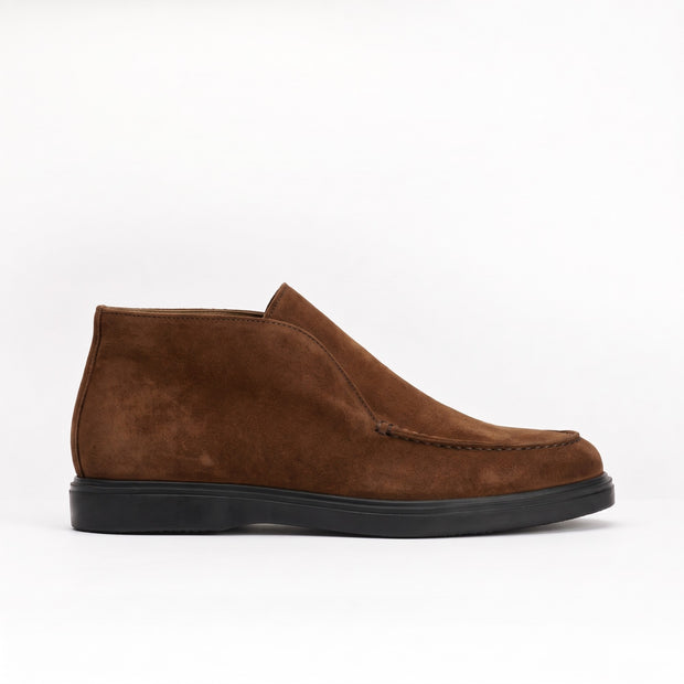Mocassin montant en daim marron, vue de profil