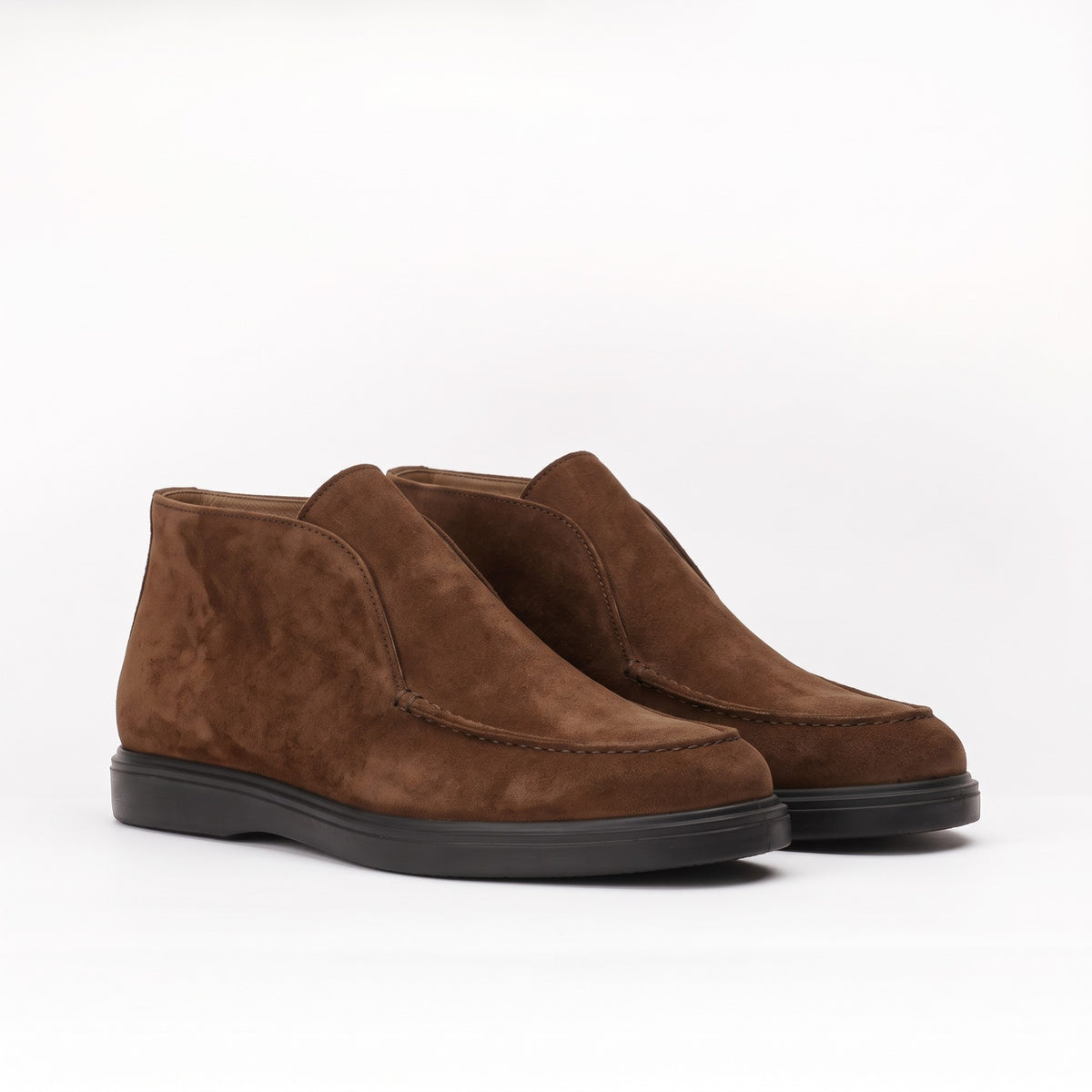 Mocassins montants en daim marron, la paire de trois quarts
