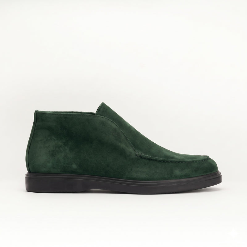 Mocassin montant en daim vert sapin, vue de profil