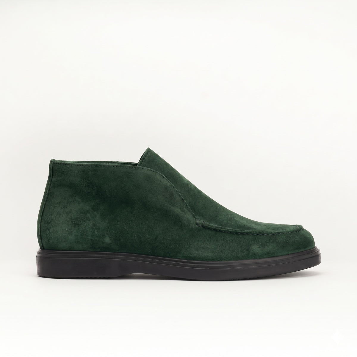 Mocassin montant en daim vert sapin, vue de profil