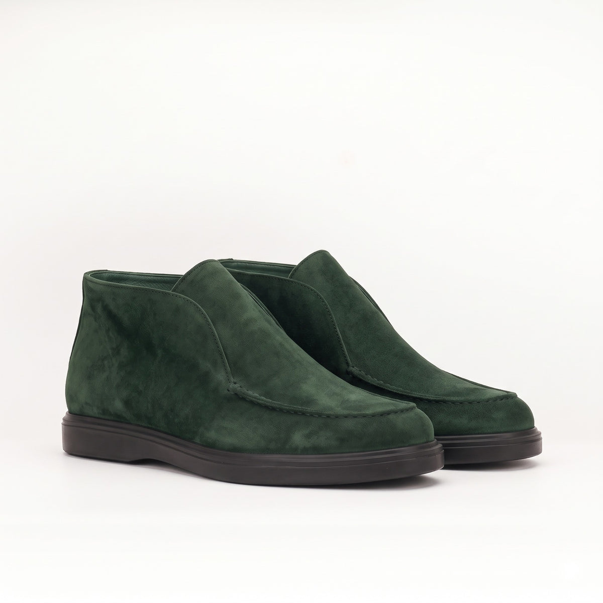 Mocassins montants en daim vert sapin, la paire de trois quarts