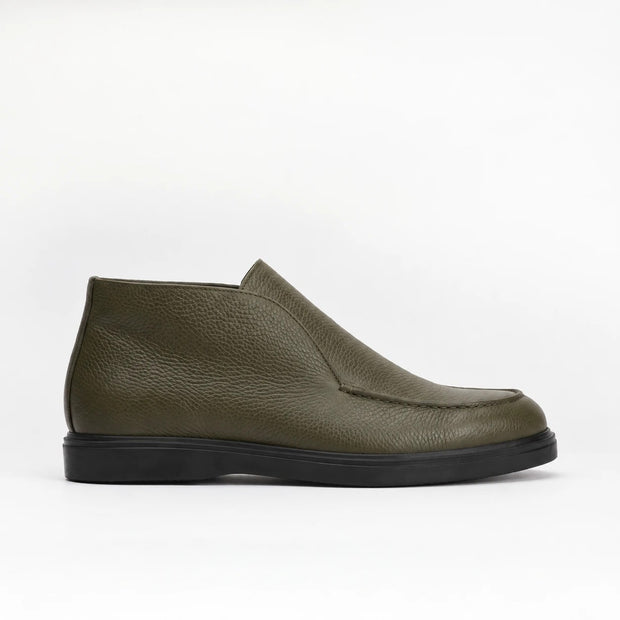 Mocassin montant en cuir grainé kaki, semelle crantée