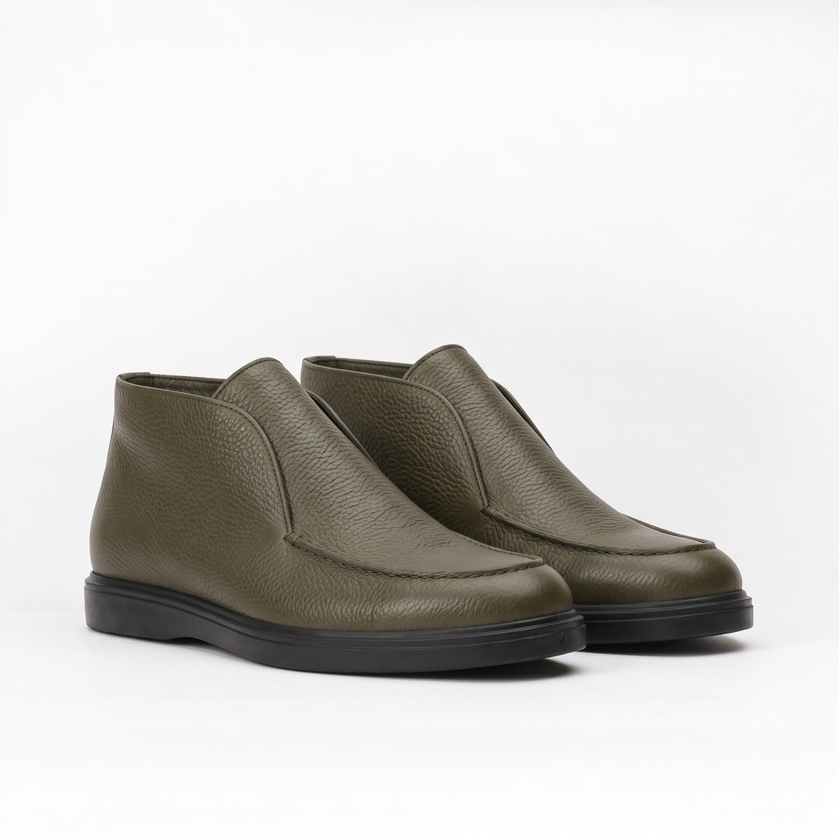 Mocassins montants en cuir grainé kaki, la paire de trois quarts