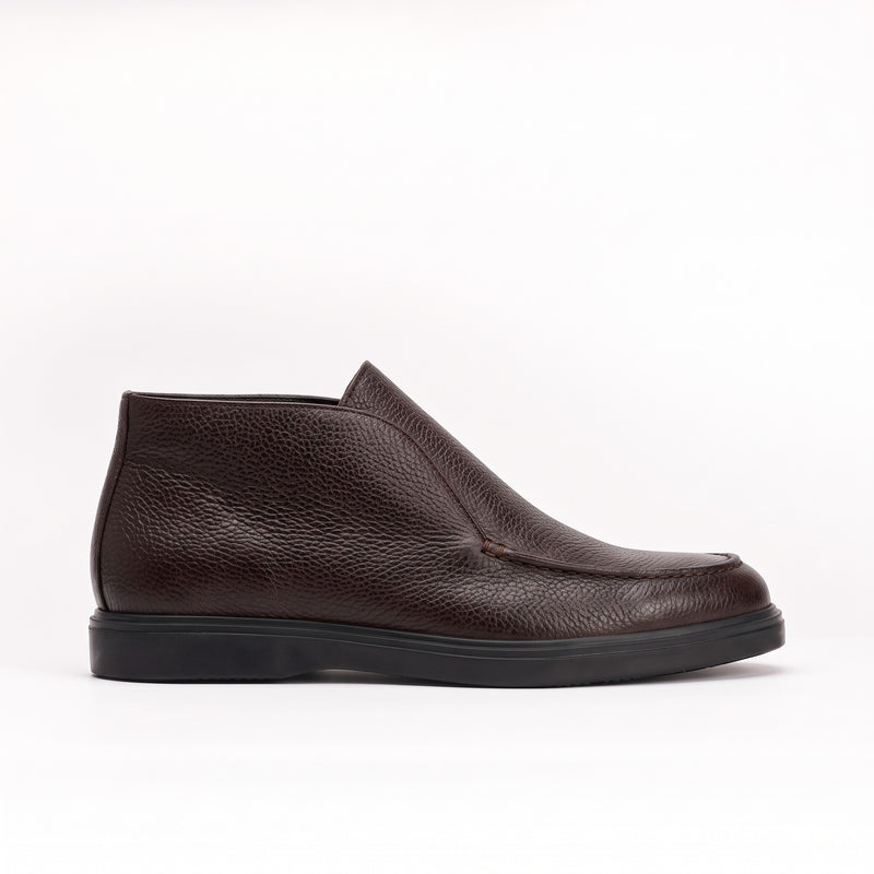 Mocassin montant en cuir grainé marron, vue de profil