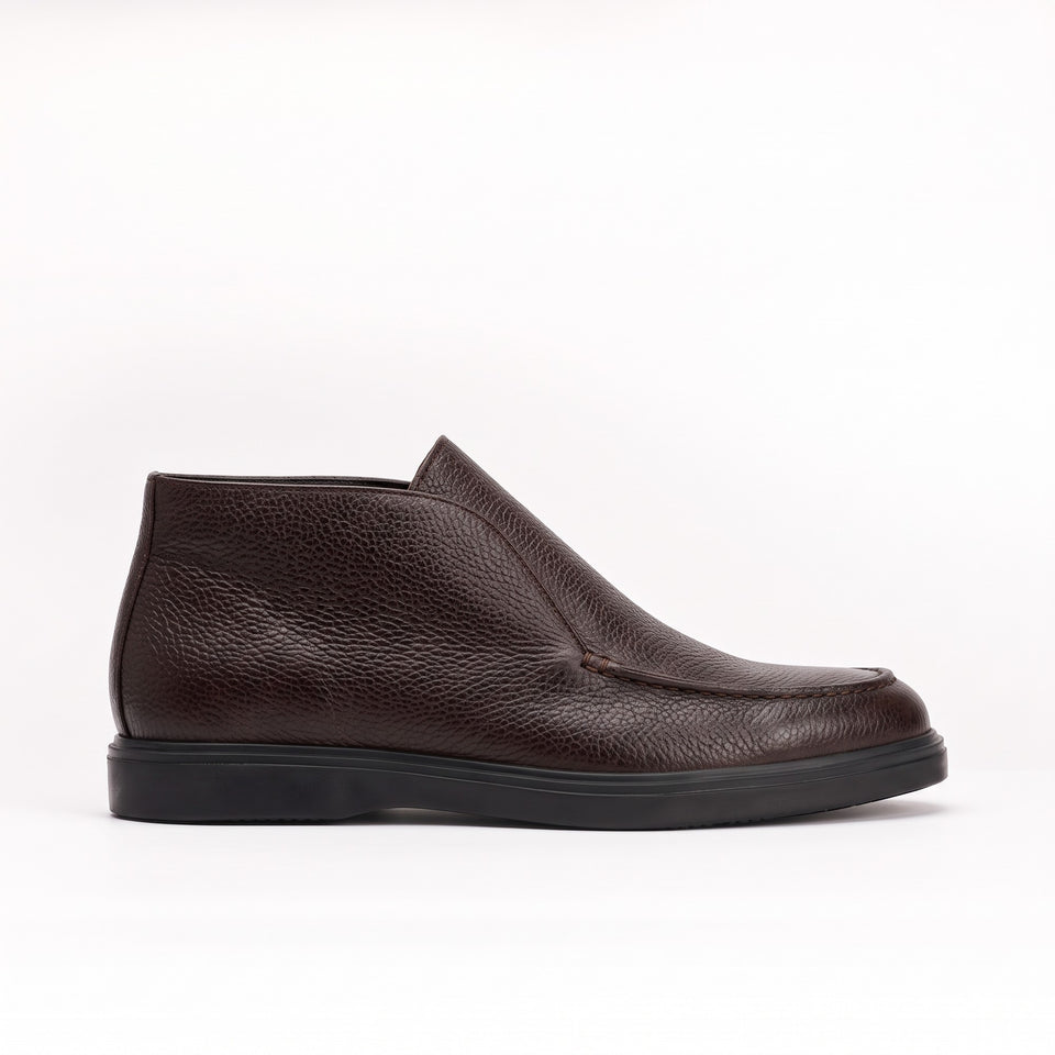 Mocassin montant en cuir grainé marron, vue de profil