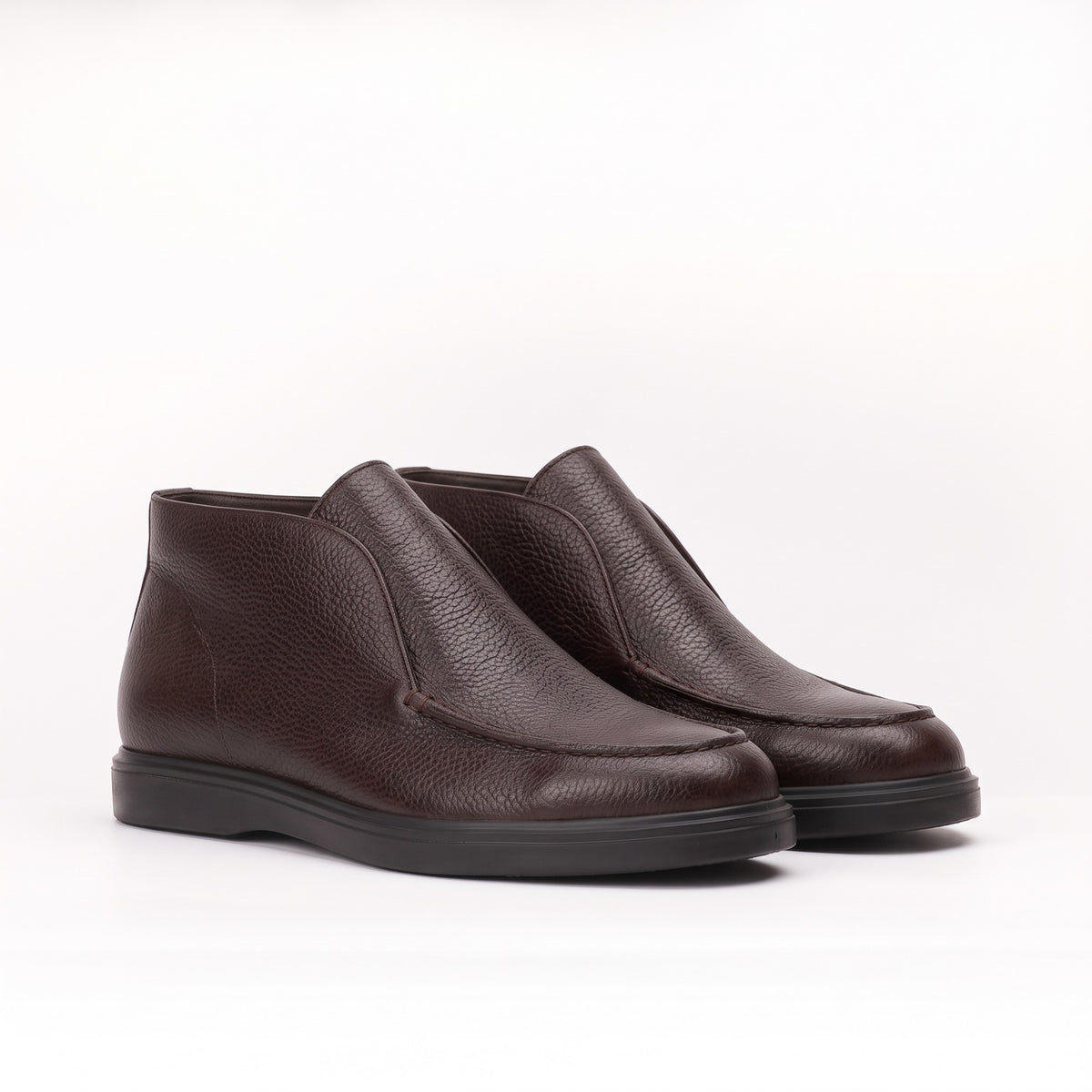 Mocassins montants en cuir grainé marron, la paire de trois quarts