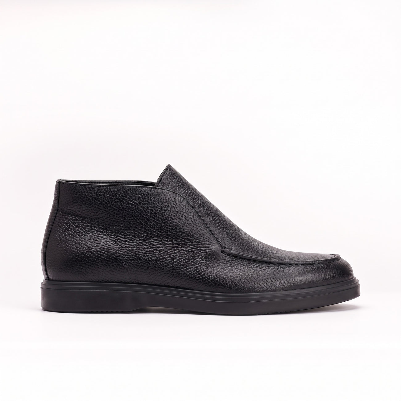 Mocassin montant en cuir grainé noir, vue de profil