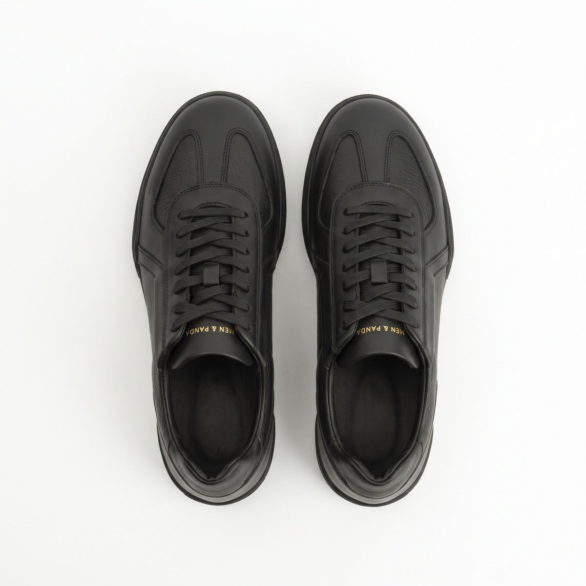 Sneakers RETRO en cuir grainé noir, semelle noire Men & Panda – vue de dessus
