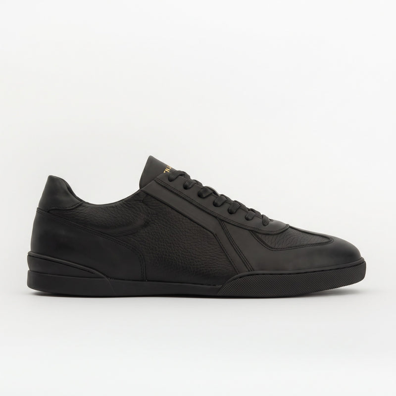 Sneakers RETRO en cuir grainé noir, semelle noire Men & Panda – profil