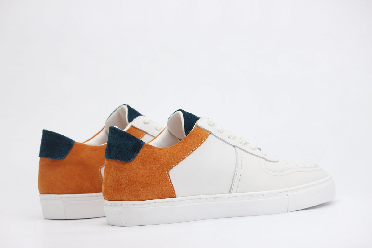 Sneakers BASE en cuir blanc - daim orange